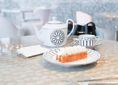 住范思哲酒店，用着CARTIER家居，吃着CHANEL甜品，奢侈品牌：你的玛丽苏生活已被我们承包～