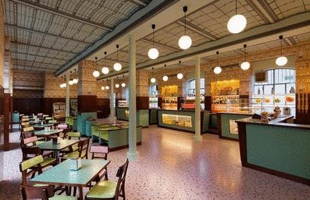 住范思哲酒店，用着CARTIER家居，吃着CHANEL甜品，奢侈品牌：你的玛丽苏生活已被我们承包～