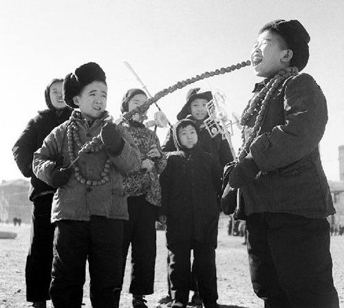 「解词：“发小儿”」北京话。“放屁崩坑，撒尿和泥”打小一起长大的朋友