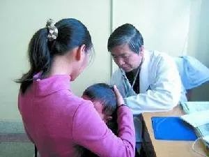 1岁女孩摔下意外死亡,1岁女婴从3楼摔落生命垂危