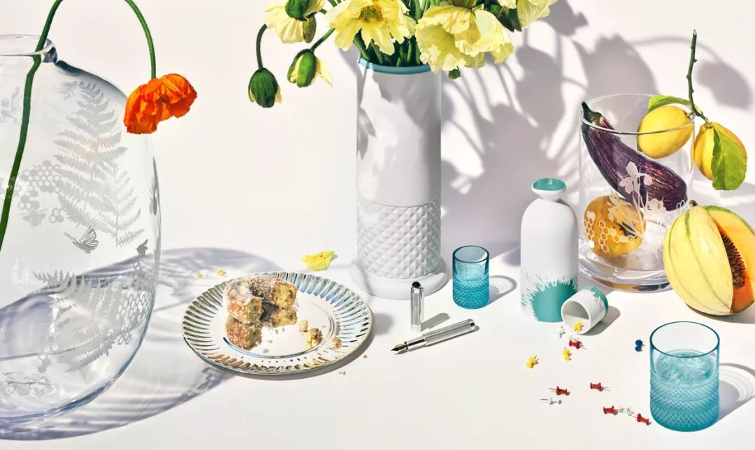 住范思哲酒店，用着CARTIER家居，吃着CHANEL甜品，奢侈品牌：你的玛丽苏生活已被我们承包～