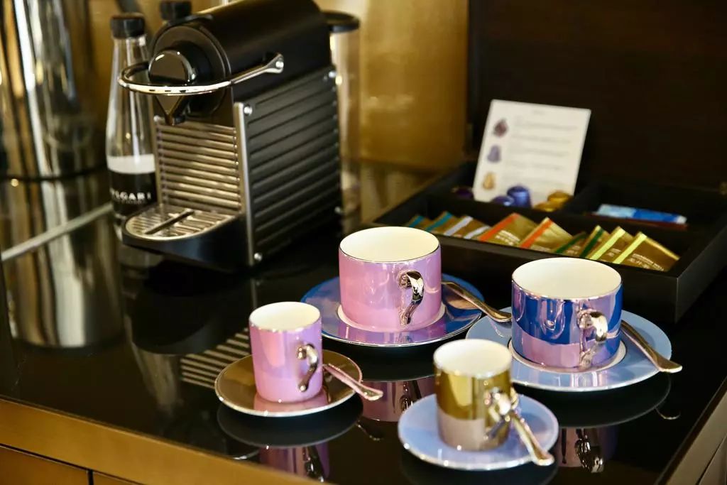 住范思哲酒店，用着CARTIER家居，吃着CHANEL甜品，奢侈品牌：你的玛丽苏生活已被我们承包～