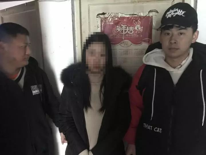 女主播每晚直播不堪表演，13岁儿子就在隔壁房间