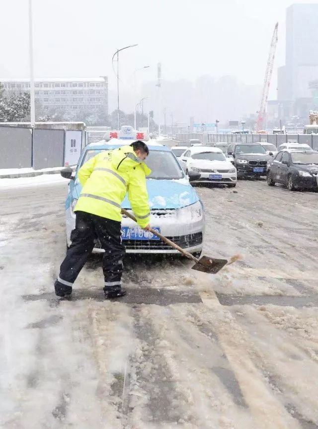 连日强降雪积雪深度24厘米,24小时不间断的降雪积雪厚度