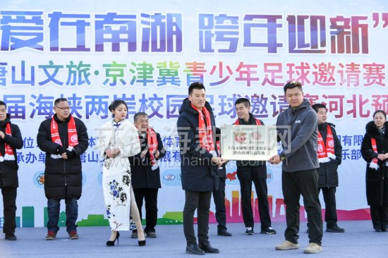 闃冲厜灏戝勾閫愭ⅵ璧涘満,闃冲厜灏戝勾鑱氳禌鍦烘縺鎯呴鎵睍椋庨噰