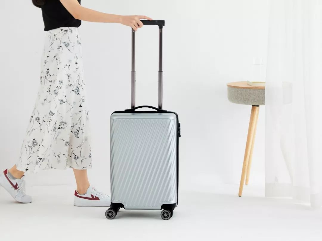 拼团丨200斤胖子坐不坏的行李箱，一个手指头就能提起来