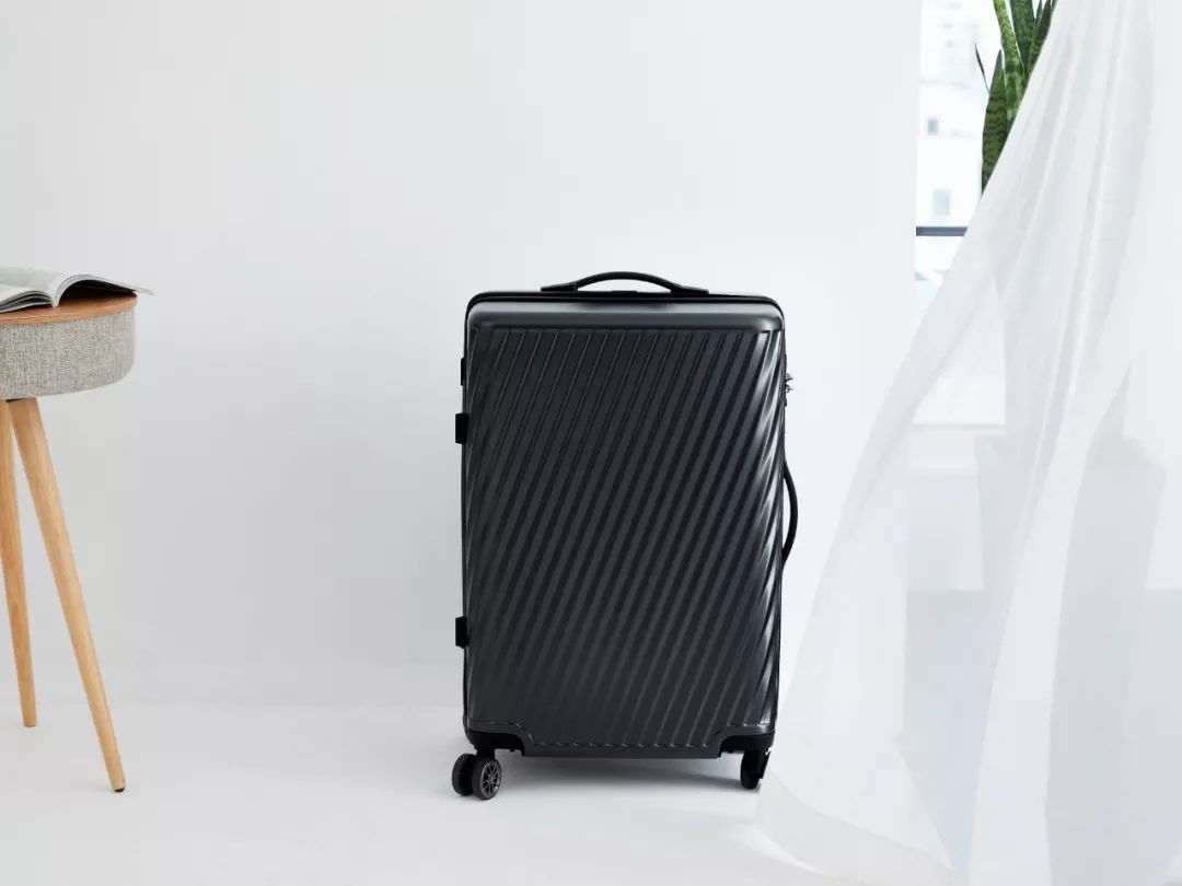 拼团丨200斤胖子坐不坏的行李箱，一个手指头就能提起来