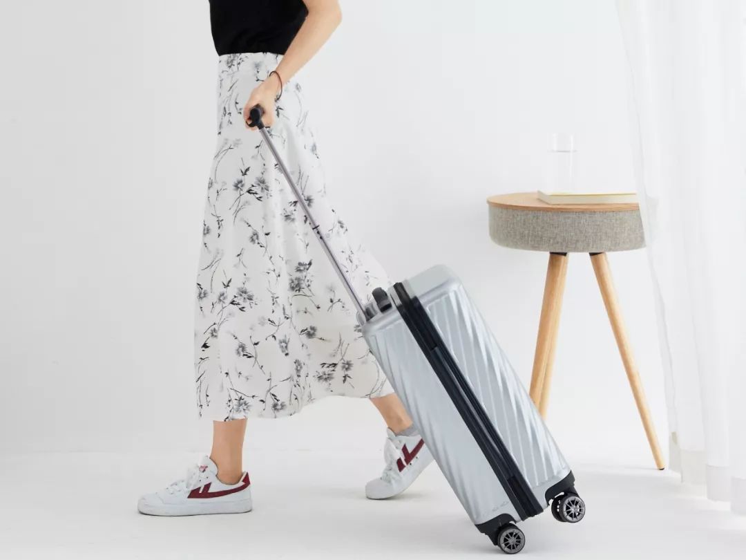 拼团丨200斤胖子坐不坏的行李箱，一个手指头就能提起来