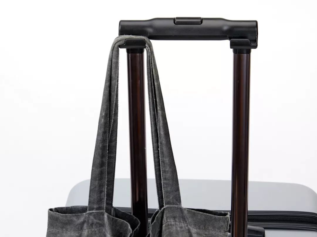 拼团丨200斤胖子坐不坏的行李箱，一个手指头就能提起来