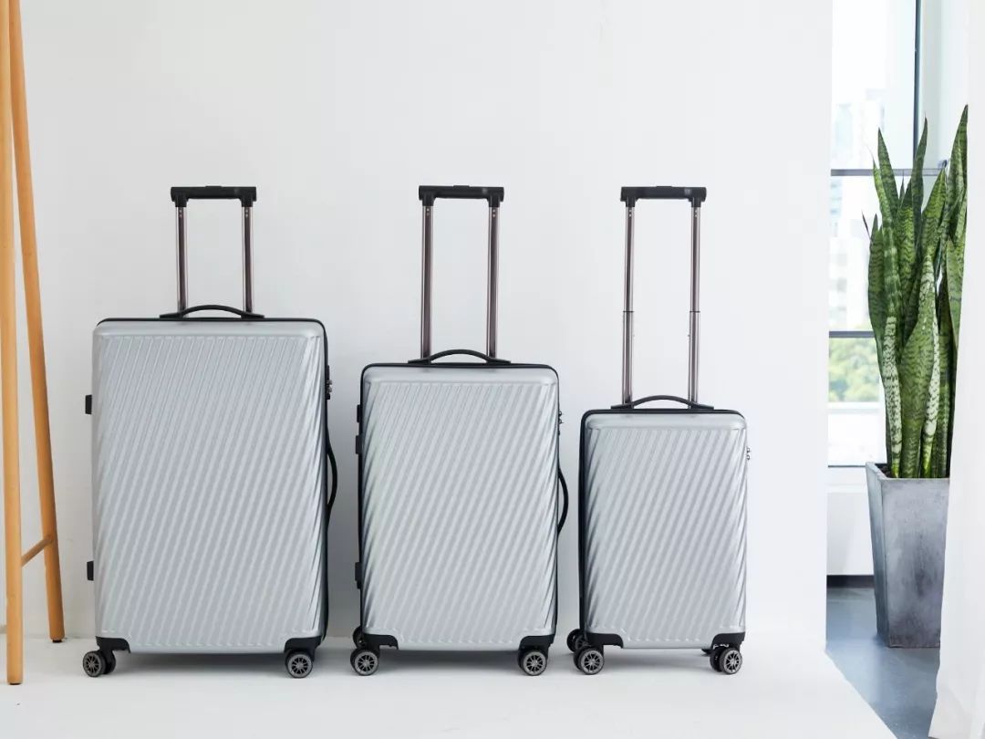 拼团丨200斤胖子坐不坏的行李箱，一个手指头就能提起来