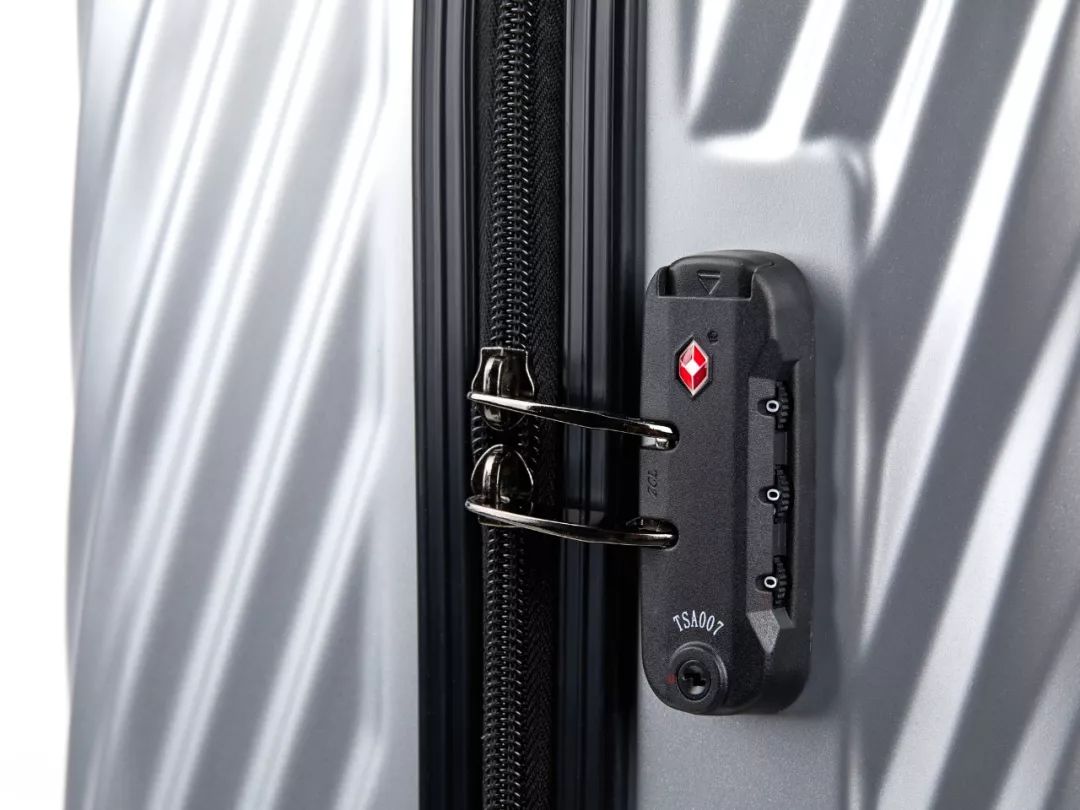 拼团丨200斤胖子坐不坏的行李箱，一个手指头就能提起来