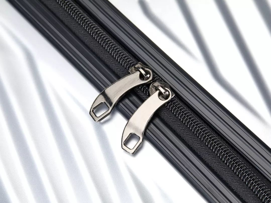 拼团丨200斤胖子坐不坏的行李箱，一个手指头就能提起来