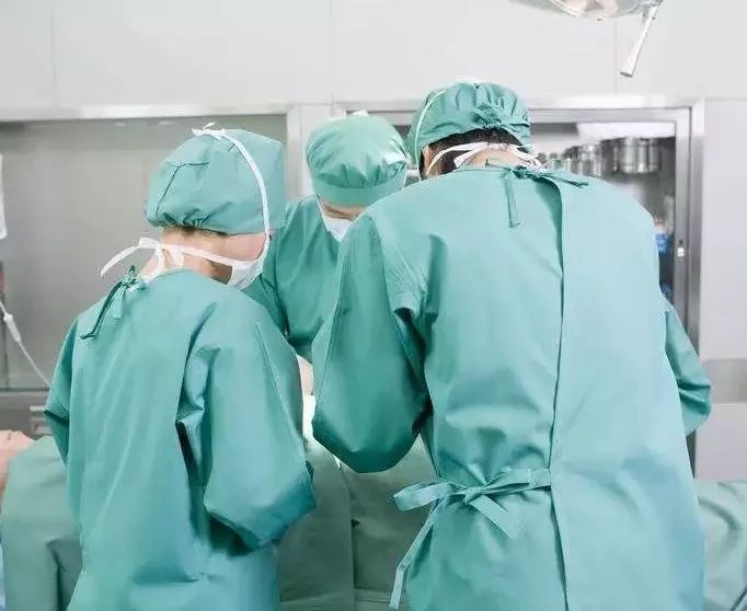 未婚女子肚子离奇变大,女子怀胎12个月肚子重大50斤