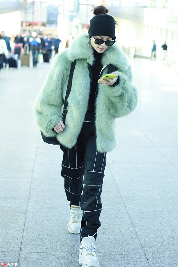 唐嫣你的小白鞋该换换了，同样是配厚外套欧阳娜娜帅哭了