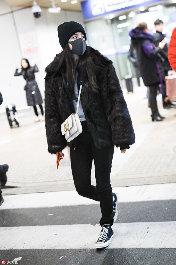 唐嫣你的小白鞋该换换了，同样是配厚外套欧阳娜娜帅哭了
