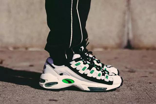 唐嫣你的小白鞋该换换了，同样是配厚外套欧阳娜娜帅哭了