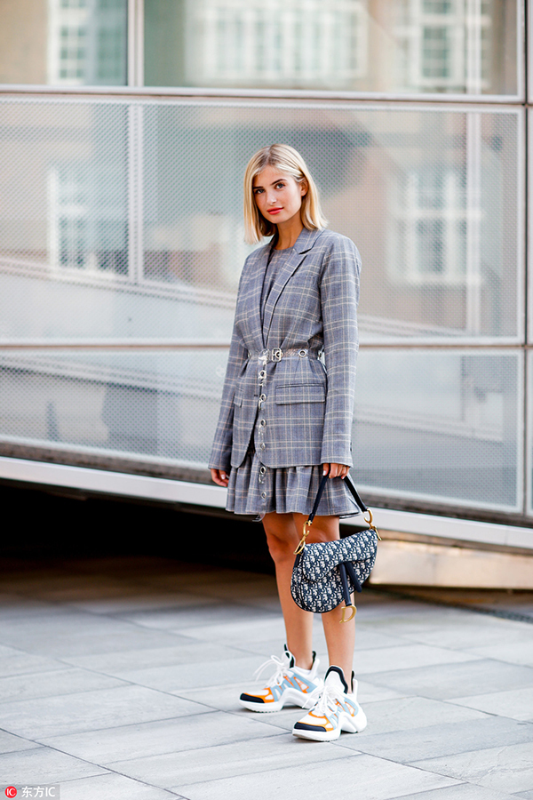 唐嫣你的小白鞋该换换了，同样是配厚外套欧阳娜娜帅哭了