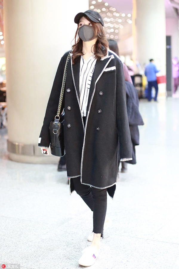 唐嫣你的小白鞋该换换了，同样是配厚外套欧阳娜娜帅哭了