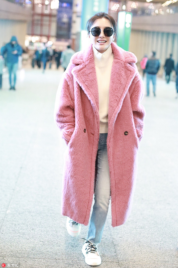 唐嫣你的小白鞋该换换了，同样是配厚外套欧阳娜娜帅哭了