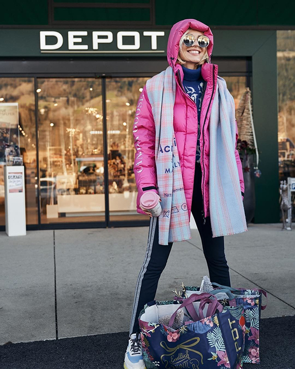 唐嫣你的小白鞋该换换了，同样是配厚外套欧阳娜娜帅哭了