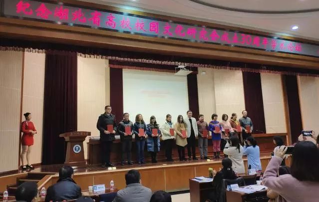 追梦！江汉大学女子足球队荣获时代楷模，武汉精神践行者（江大一周朋友圈）