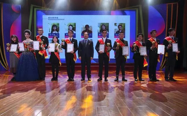 追梦！江汉大学女子足球队荣获时代楷模，武汉精神践行者（江大一周朋友圈）