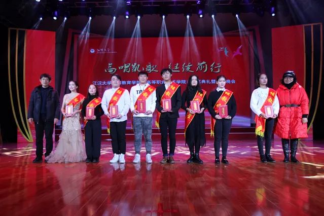 追梦！江汉大学女子足球队荣获时代楷模，武汉精神践行者（江大一周朋友圈）