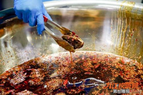 「13早安！九江」男子到九江见女友后直呼救命；永修外国语遭吐槽；“品兔师”年入30万；代购“手绘图”实为营销