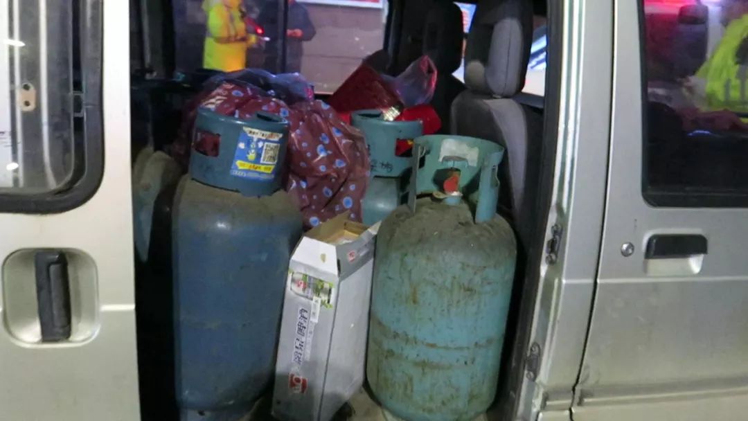 玉林这司机真不要命！载着满满一车液化气罐满街跑，还酒驾……