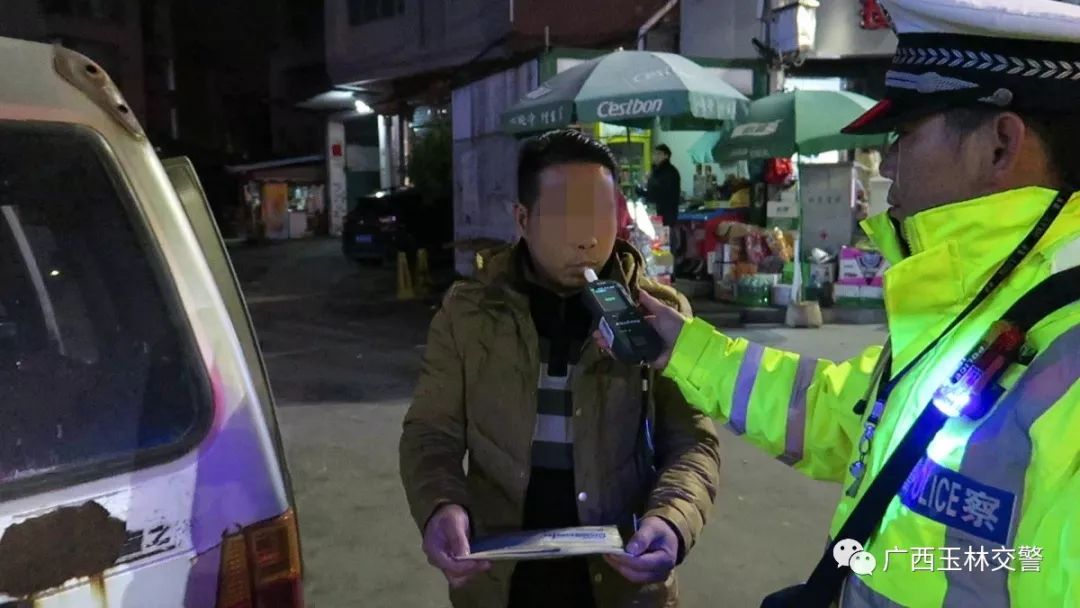 可怕!柳微车载着11瓶液化气罐满街跑,车内满是煤气酒气!