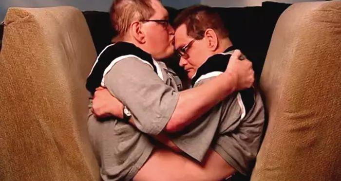 这对要上牛津剑桥的美女姐妹花，16年前是连体婴！存活率仅百万分之一