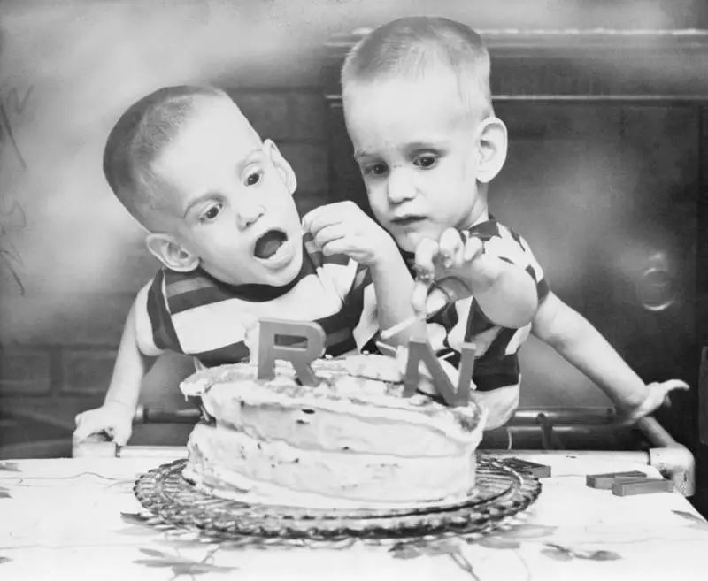 这对要上牛津剑桥的美女姐妹花，16年前是连体婴！存活率仅百万分之一