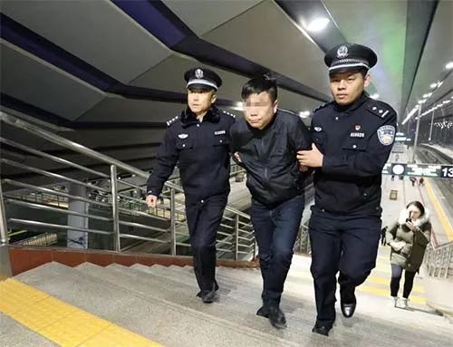 吸毒男,男子在高铁上吸毒后续