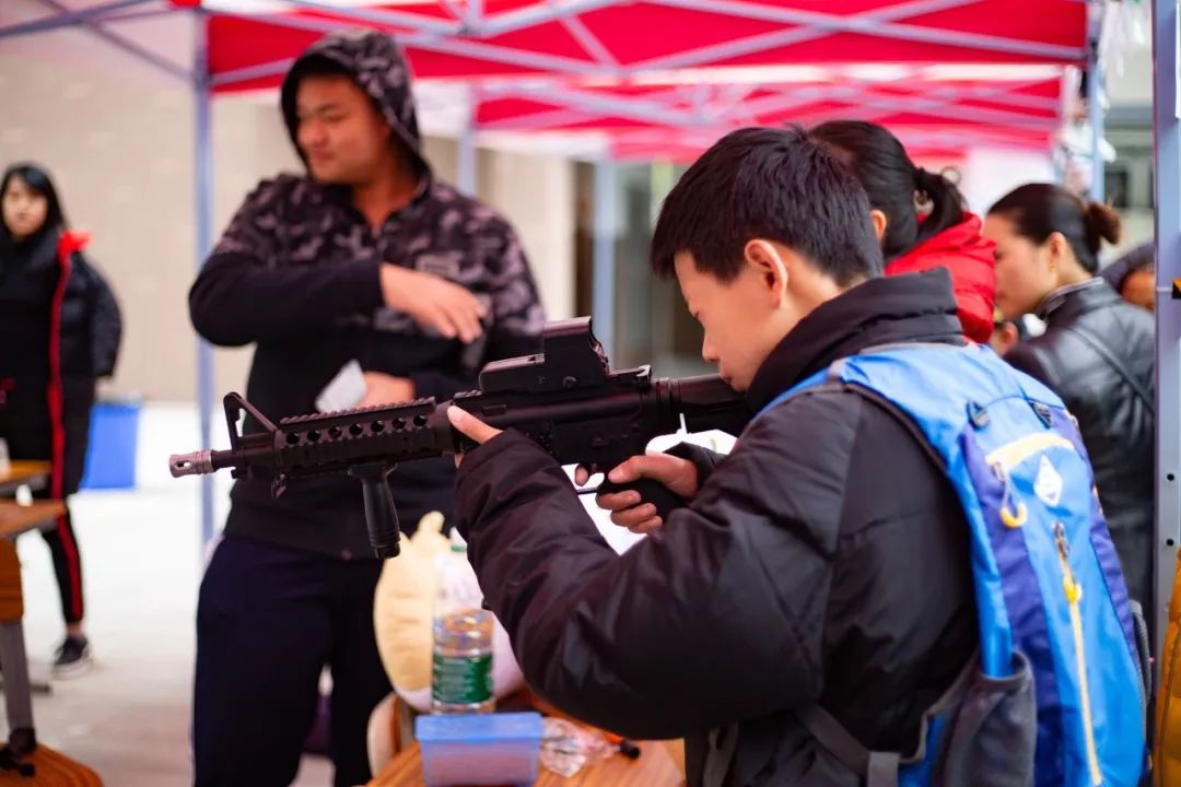 新年的第一天，沸点滑板进驻了深圳中学「今朝有九」游园会！