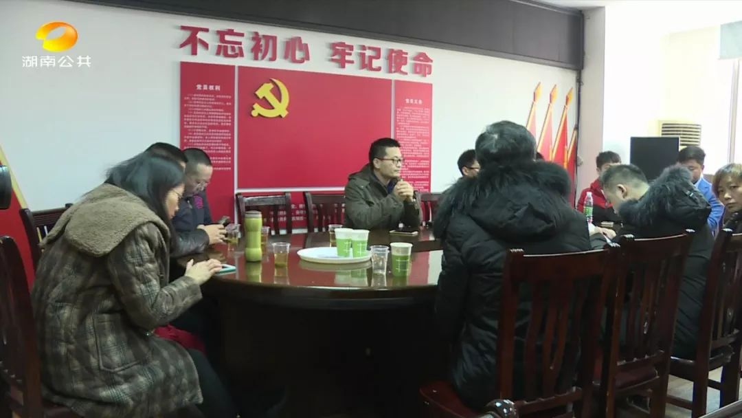 痛心18岁小伙水库游泳溺亡,20岁男子洗澡突然倒地身亡