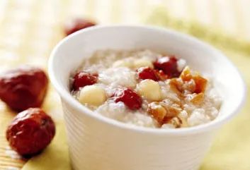 从不忽悠人的小南告诉你，雪还得下，俩桥要封，火车时刻表也要变……