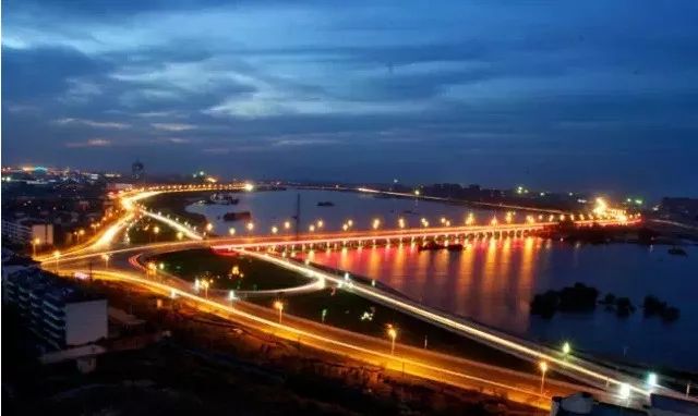 从不忽悠人的小南告诉你，雪还得下，俩桥要封，火车时刻表也要变……