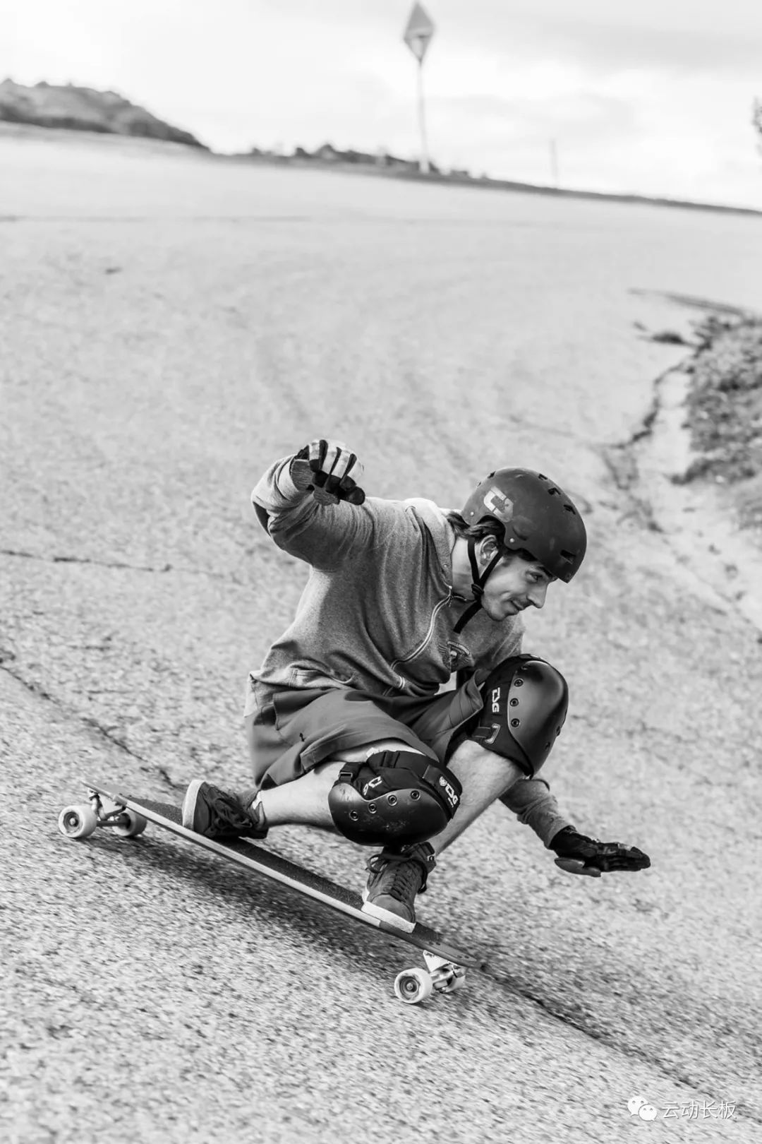 玩DH/FR？那你一定要了解这款革命性的长板专属护膝