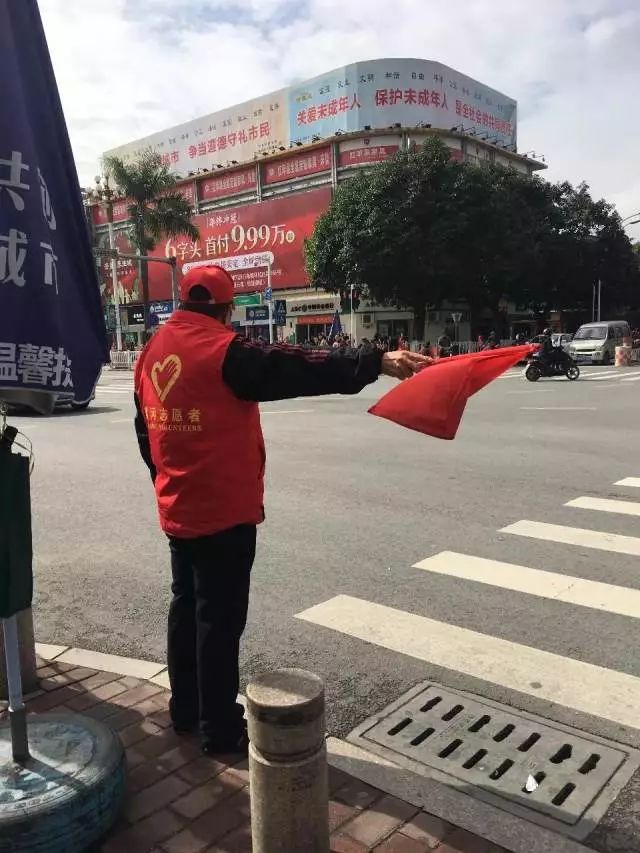 志愿者何高小：街头最美的一抹红