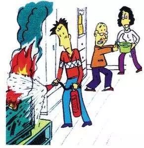 拦得好！电饭煲起火，妈妈端起水的瞬间被儿子拦下