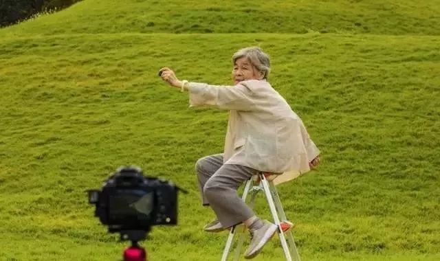 日本老奶奶搞笑摄影,九十多岁的日本奶奶摄影