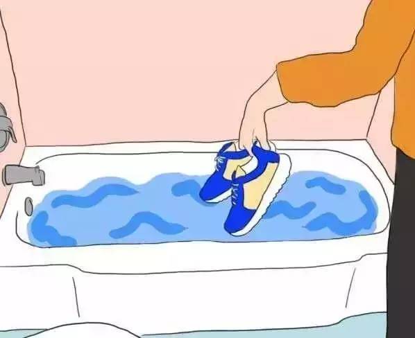 白色雪地靴洗成黑鞋，店家：改色的钱我就不收了！