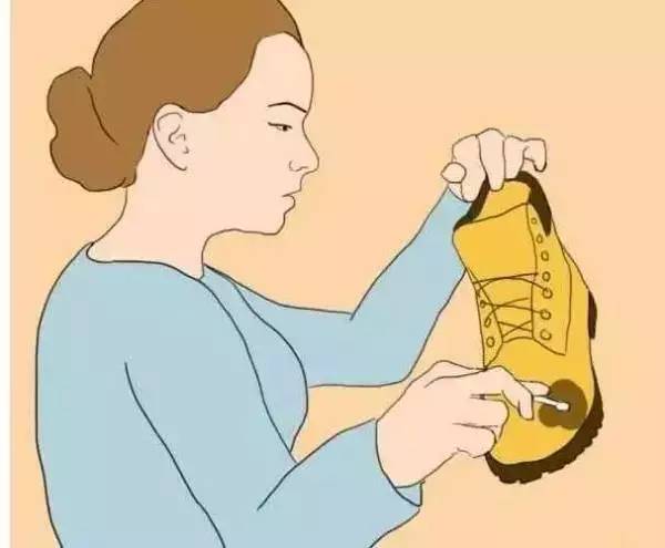 白色雪地靴洗成黑鞋，店家：改色的钱我就不收了！