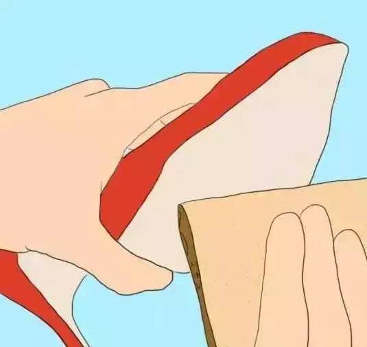 白色雪地靴洗成黑鞋，店家：改色的钱我就不收了！