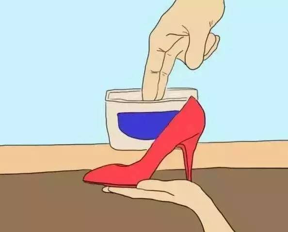 白色雪地靴洗成黑鞋，店家：改色的钱我就不收了！