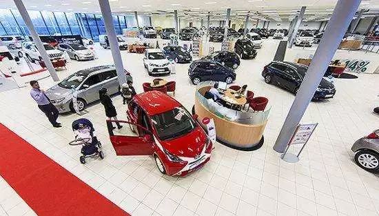 一个四线城市车行老板的中年“赌局”｜经观汽车