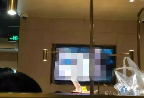 海底捞又“出事了”！这家店电视上突然*放播**大尺度视频！刚刚，海底捞回应了……