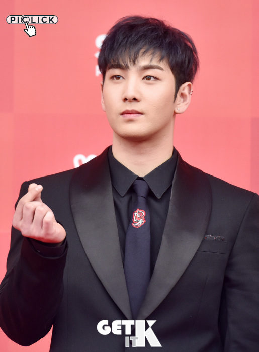 校服Chuu-外套白虎-正装黄旼炫，“偶像服装模特好感度”分别占据1位（GETITK）