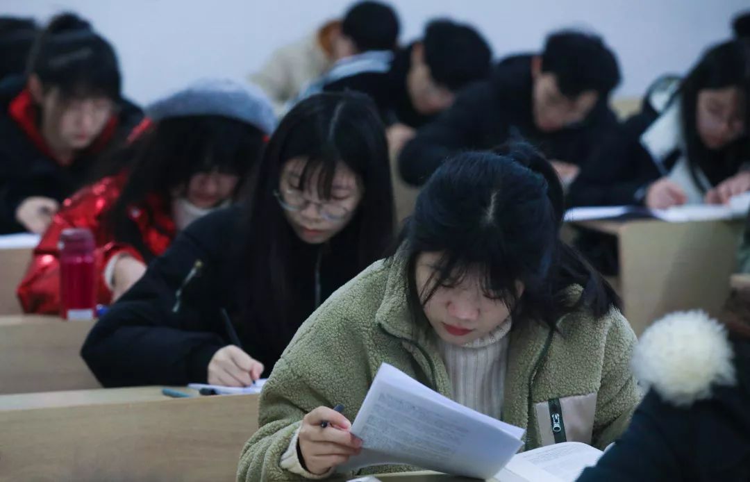 你看!别的同学开考啦