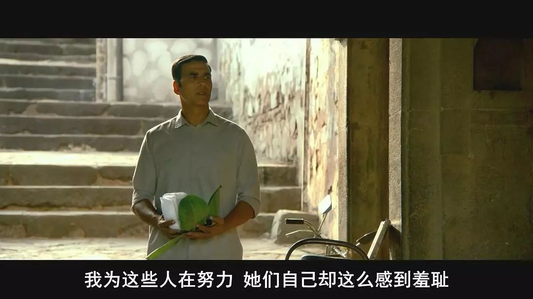 41岁“变态男”穿卫生巾上街，全村*攻围**，最终却让5亿女人为他欢呼？